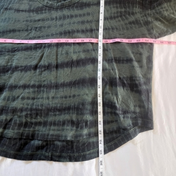 Athleta tie-dye tiger style, curved hem athletic oversized top size medium - Picture 4 of 6